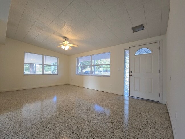 Building Photo - Spacious 3-Bed, 1-Bath Home on Quiet Road ...