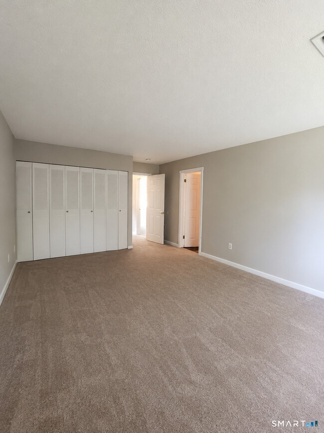Building Photo - 12 Greenbriar Dr