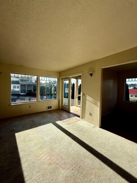 Building Photo - 325 C St