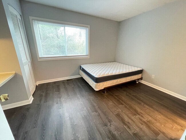 Building Photo - Updated 2br 2ba End Unit in Chancellor Squ...