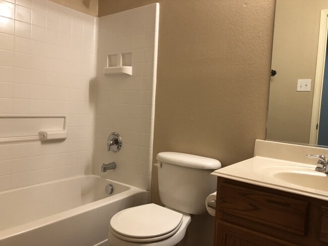 Building Photo - 2 bedroom 2 Bath Duplex in Crowley