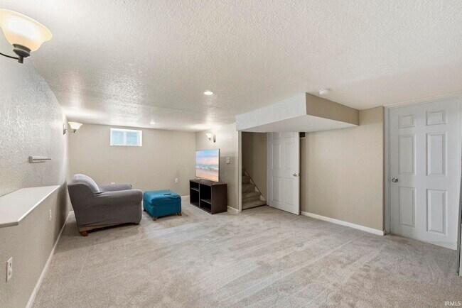 Building Photo - 527 W Oakdale Dr