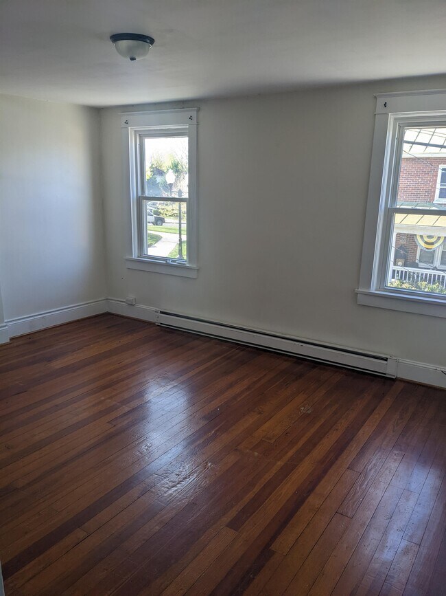 Building Photo - 216 E Fairfax Ln