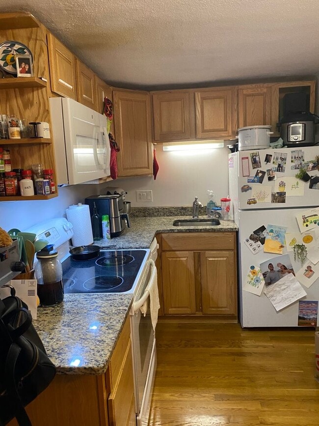 Building Photo - Charming 1 Bedroom