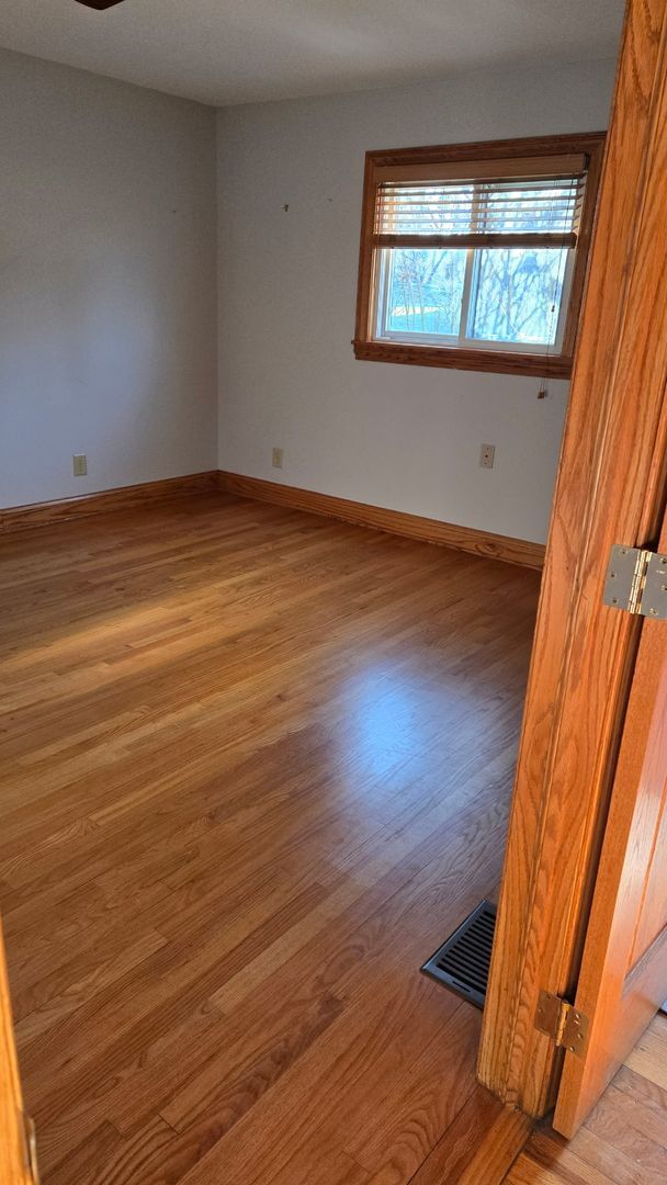 Building Photo - **RIVERFRONT 4-BEDROOM/2-BATH WITH 4-CAR GARAGE, FULL BASEMENT!!**