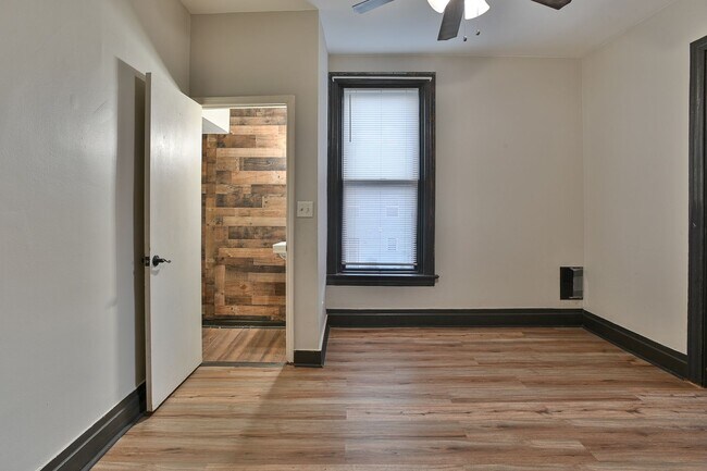 Building Photo - Large 5 Bedroom on Peffer