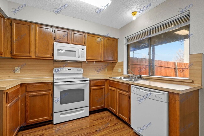 Building Photo - 800 Bluebonnet Dr