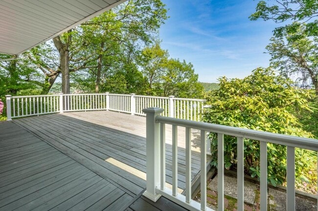 Building Photo - 122 Rivercrest Dr
