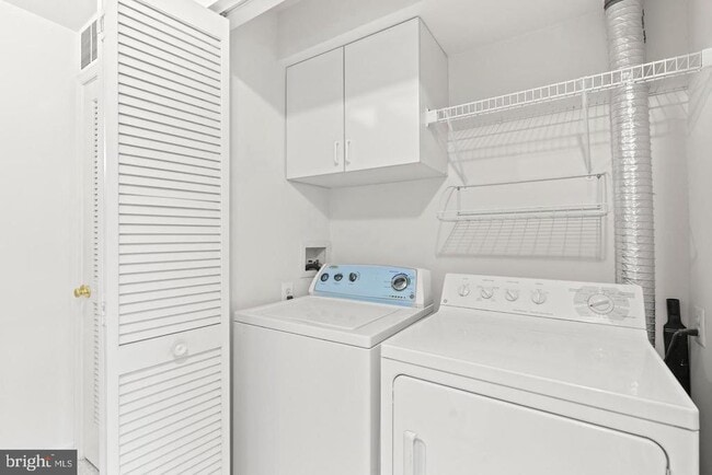 Building Photo - 1925 Crescent Park Dr