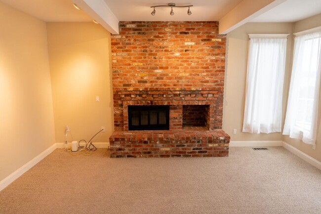 Building Photo - 3Bd/3Ba Bellevue House