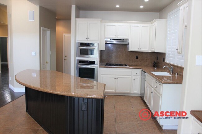 Building Photo - Beautiful 4 Bed / 2 Bath Home in Desirable Seven Oaks Community!