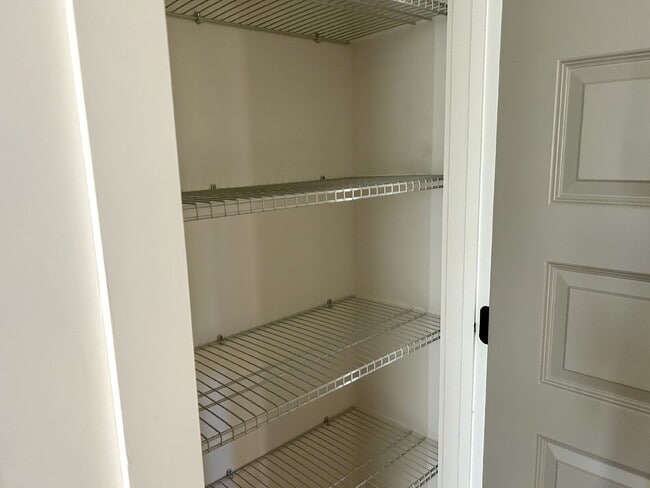 Building Photo - Modern 3-Bedroom 3-Story Apartment with a ...