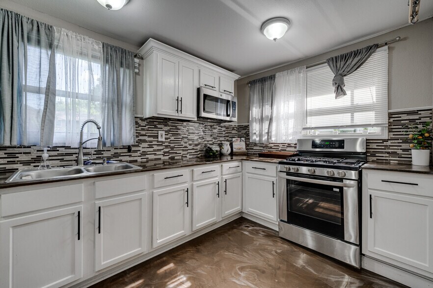 Kitchen - 1922 Bragg St