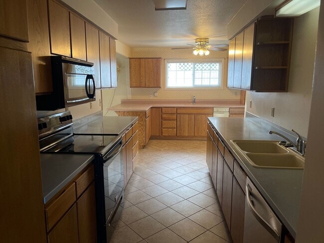 Building Photo - Large 3 bed 2 bath house