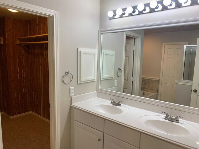 Building Photo - *MOVE IN SPECIAL* Charming 3BD/2.5BA With Deck — Loop 1604 & Potranco!
