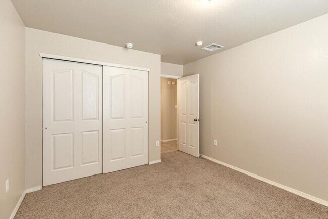 Building Photo - Charming 3 bedroom, 2 bath in Northeast El...