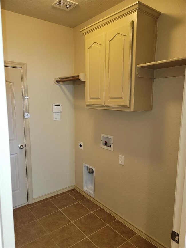 Building Photo - Stunning 4/3/2 in Weatherford coming soon