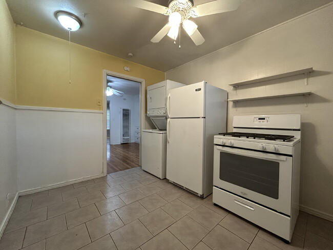 Building Photo - Charm, Comfort and Convenience!