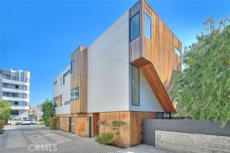 Building Photo - 1825 N Kenmore Ave