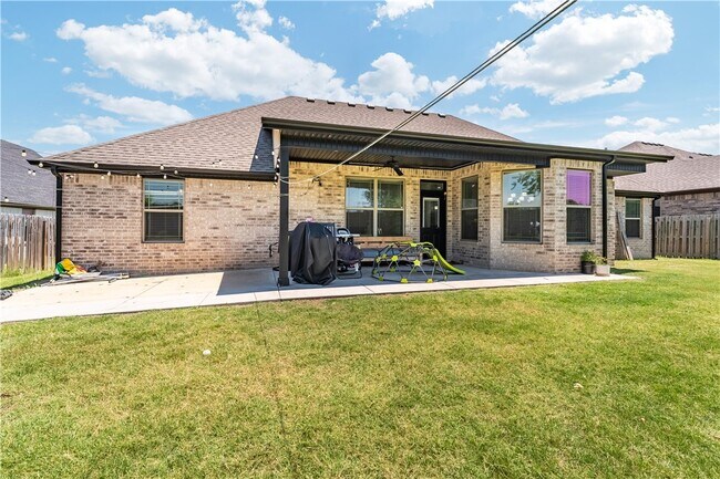 Building Photo - 1100 Huntleigh Dr