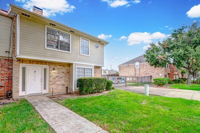 Building Photo - 778 Thicket Ln