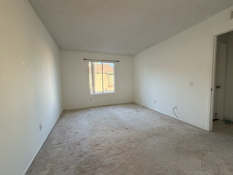 Building Photo - 2339 Lillyvale Ave