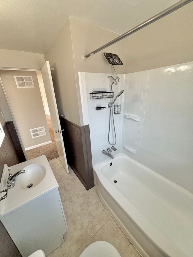 Building Photo - Remodeled Two Bedroom in University District-Next to DU!! New Carpet, In unit Washer/Dryer & More!!