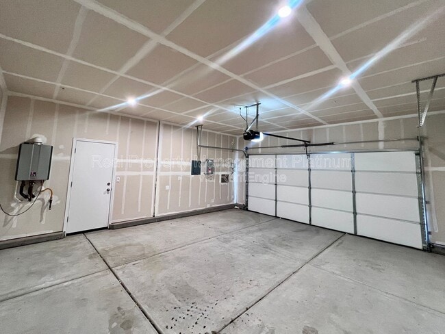 Building Photo - 6692 E Cambridge Ave