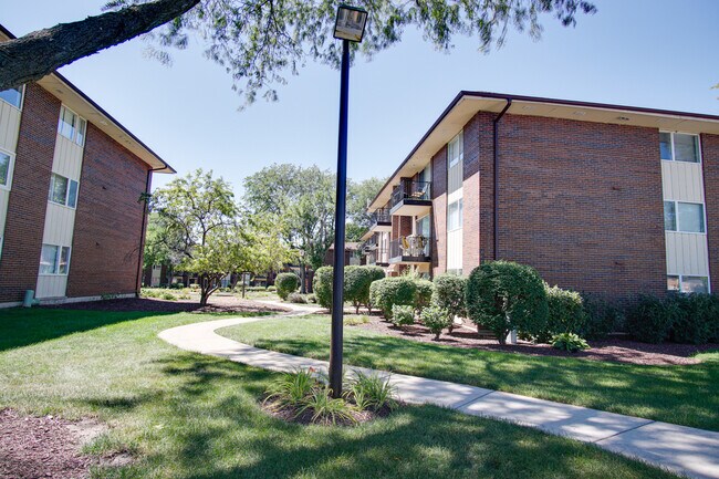Building Photo - 5S066 Pebblewood Ln