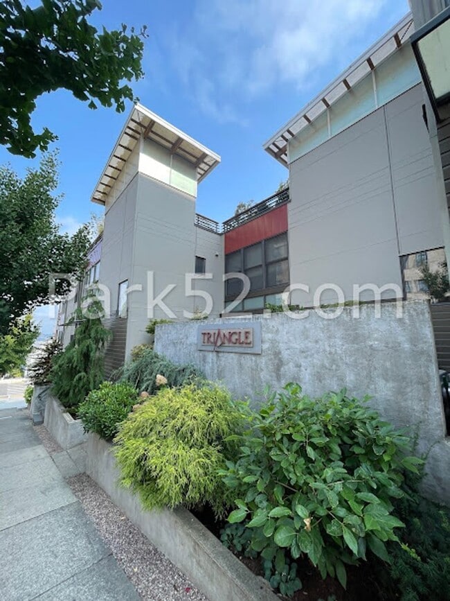 Building Photo - Downtown Tacoma Townhome!