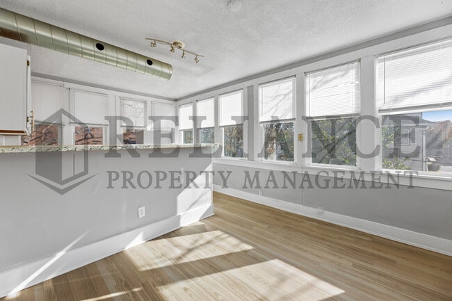 Building Photo - 3325 Victor Pl