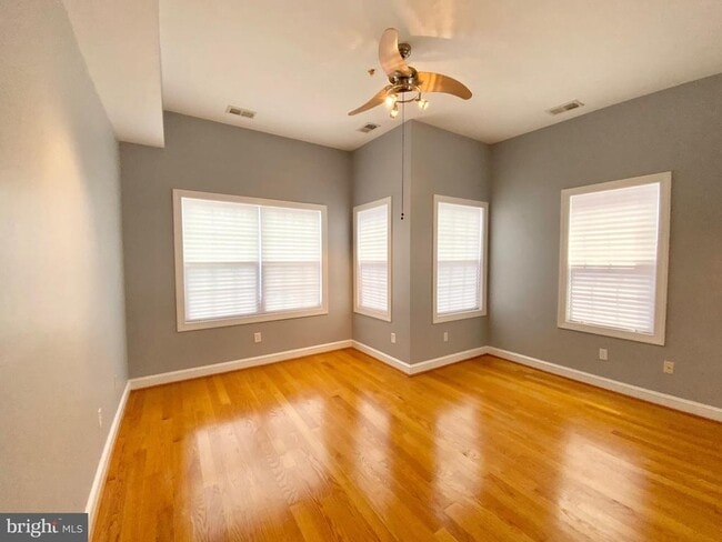 Building Photo - 812 5th St NE