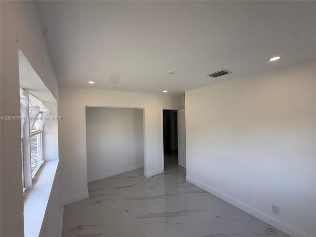 Building Photo - 1606 NW 12th Ave