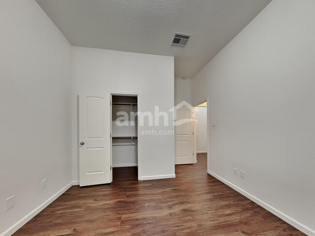 Building Photo - 232 Country Crossing Cir