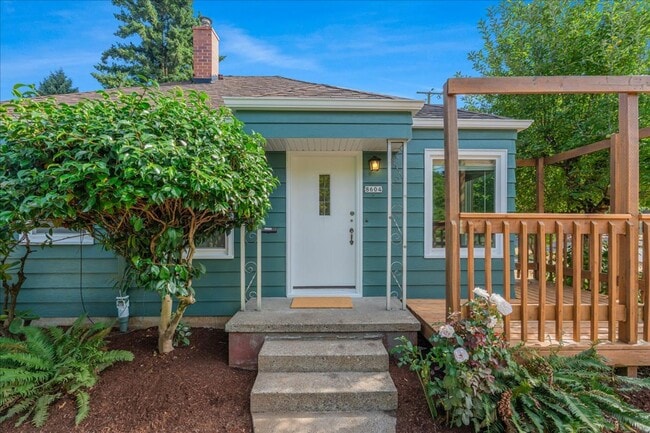 Primary Photo - Sweet & Charming 2/1 Home Available Immedi...