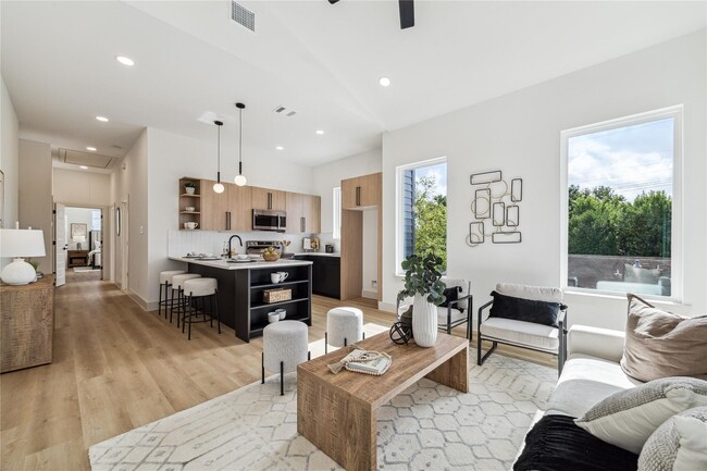 Building Photo - 413 Clearwater St