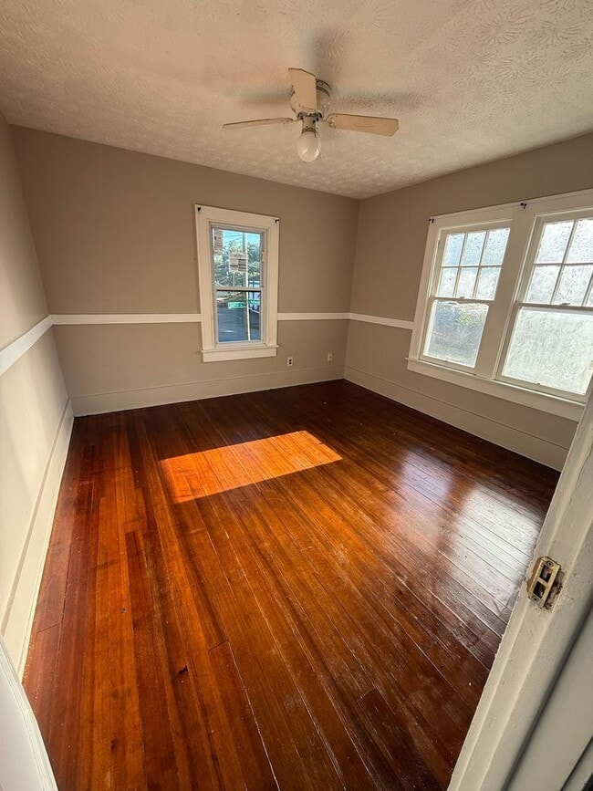 Building Photo - 5 Bedrooms 1.5 baths house