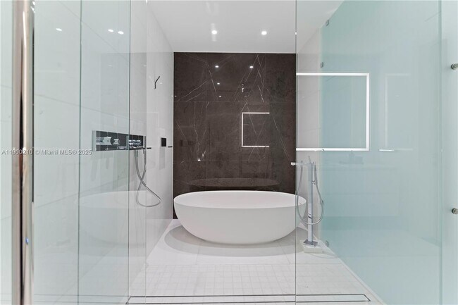 Building Photo - 300 Biscayne Blvd Way