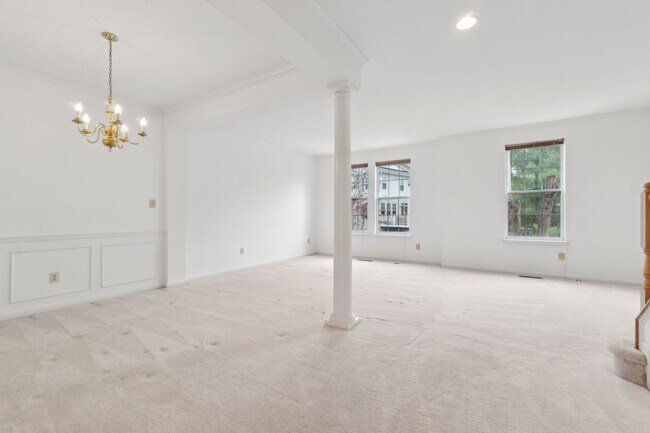 Building Photo - Wonderful Townhome