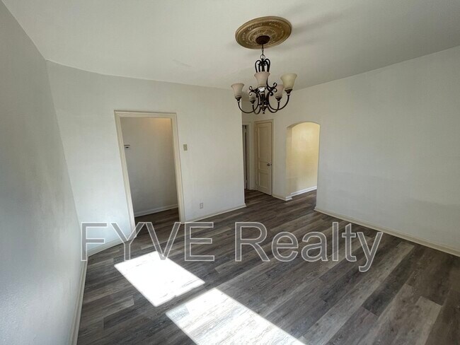 Building Photo - 489 Norton St