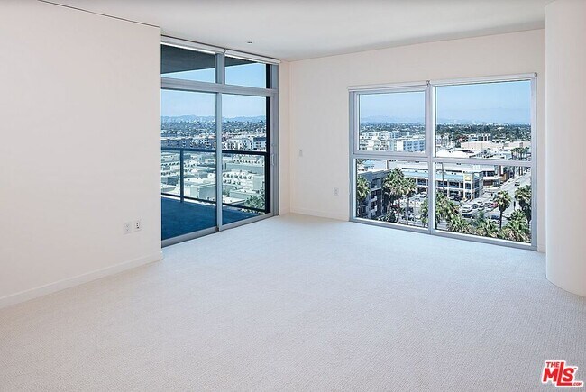 Building Photo - 13650 Marina Pointe Dr