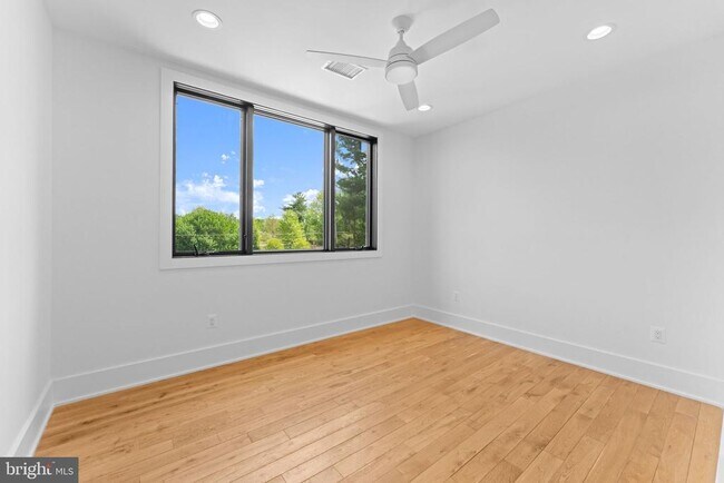 Building Photo - 608 Walker Rd