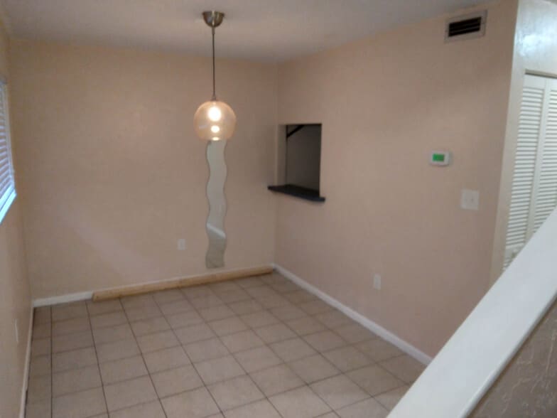 front room with window to kitchen - 4415 NW 41st Plz