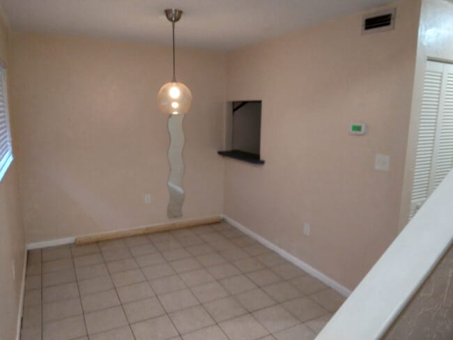front room with window to kitchen - 4415 NW 41st Plz