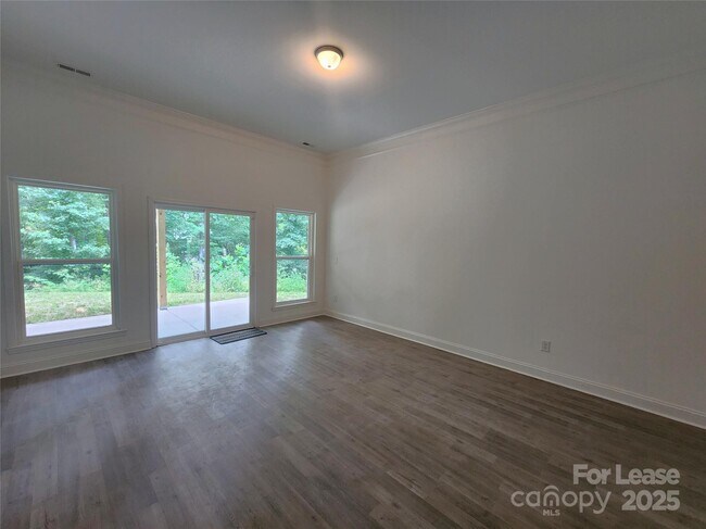 Building Photo - 869 Kathryn Dr SE