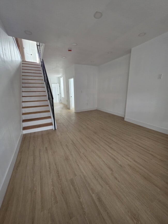 Primary Photo - 2304 W Huntingdon St