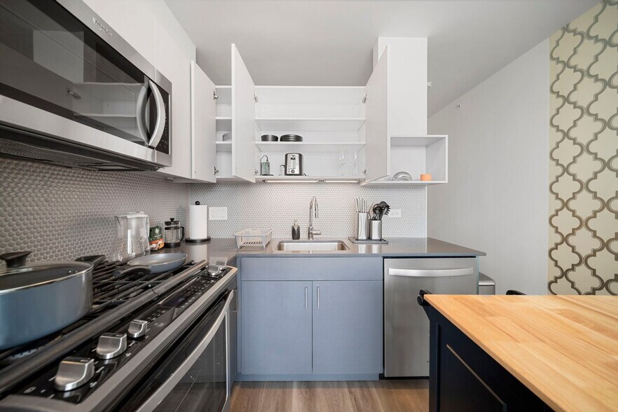 Building Photo - 347 S Clark St