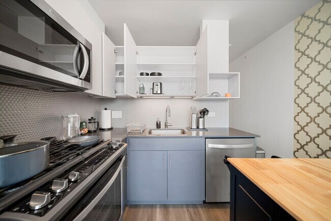 Primary Photo - 347 S Clark St