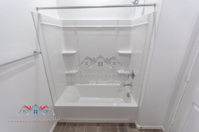 Building Photo - 1330 W Hess Ave