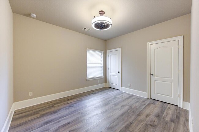 Building Photo - 611 Whitney Oaks Ln